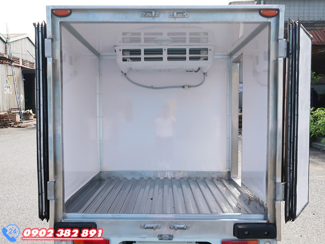 Bên trong thùng đông lạnh trên xe tải Suzuki Pro 500kg